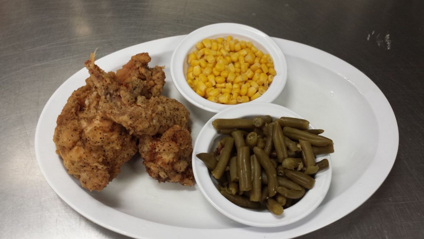 Fried chicken with corn and green beans